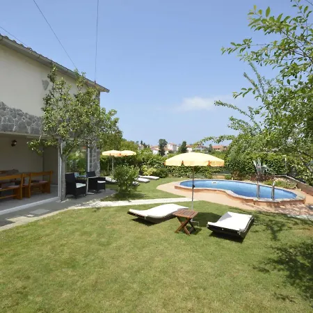 Zwei Rosen - Pul553 By Interhome