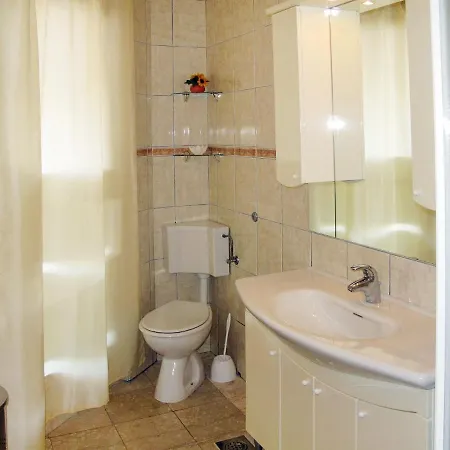 Apartment Zwei Rosen - Pul553 By Interhome *