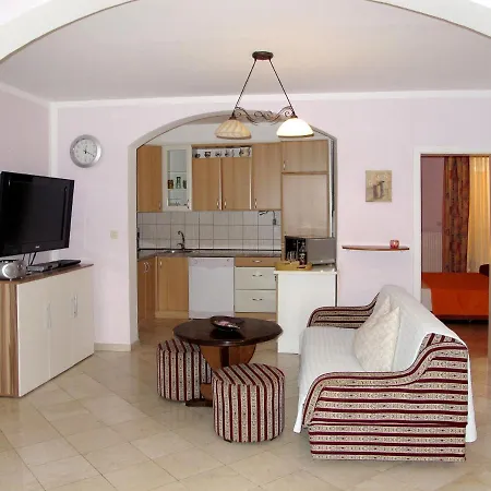 Apartment Zwei Rosen - Pul553 By Interhome