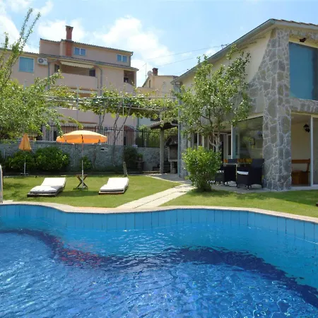 Zwei Rosen - Pul553 By Interhome *