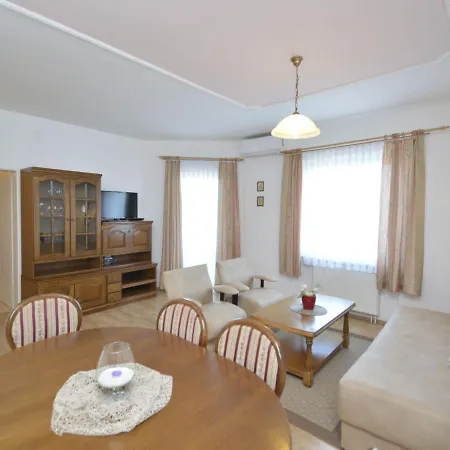 Zwei Rosen - Pul553 By Interhome *