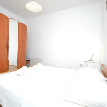 Zwei Rosen - Pul553 By Interhome * Fondole