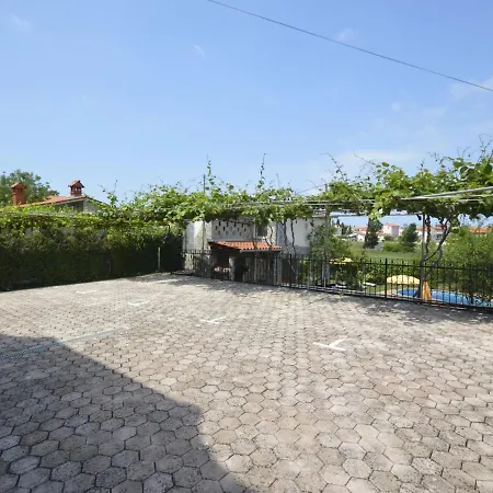 Zwei Rosen - Pul553 By Interhome Fondole