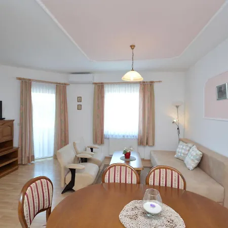 Zwei Rosen - Pul553 By Interhome