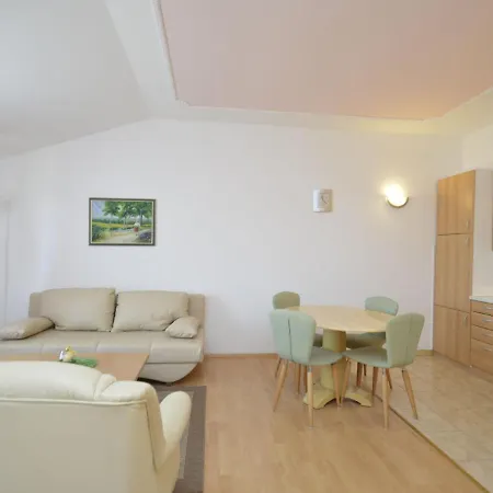 Apartment Zwei Rosen - Pul553 By Interhome